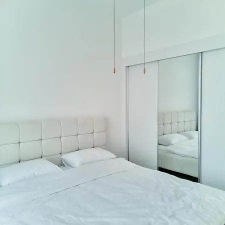 아파트 Two Bedroom Stylish 키레니아